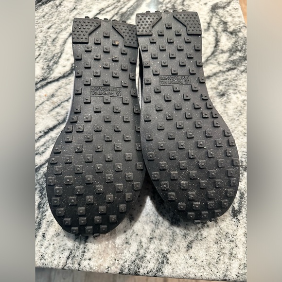 NIKE RUNNING SHOES/ BLK AND WHITE - Picture 3 of 5